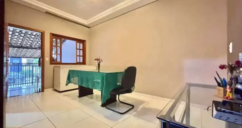 Vendo casa com 03 quartos no bairro santa amélia -bh