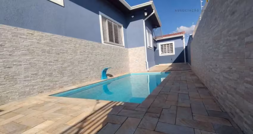 Casa com piscina á venda na Cohab I em Botucatu-SP