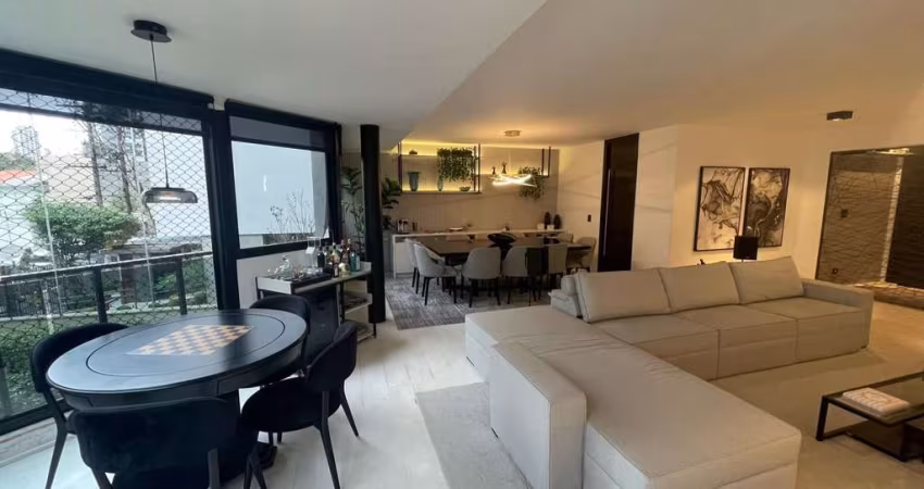 Apartamento 04 Dormitórios, 02 Suítes,2 Vagas,05 banheiros com 247 de área útil  à venda localizado