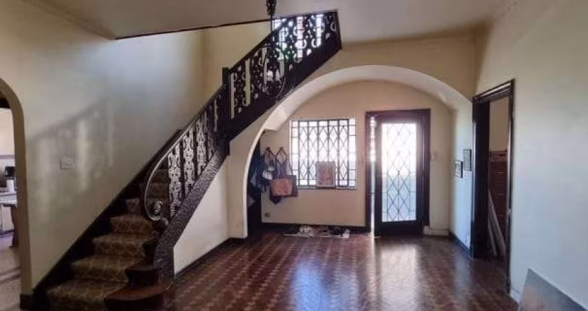 Casa Sobrado à venda de 250m² em Perdizes, São Paulo, SP.  3 dormitórios no andar superior, 2 salas