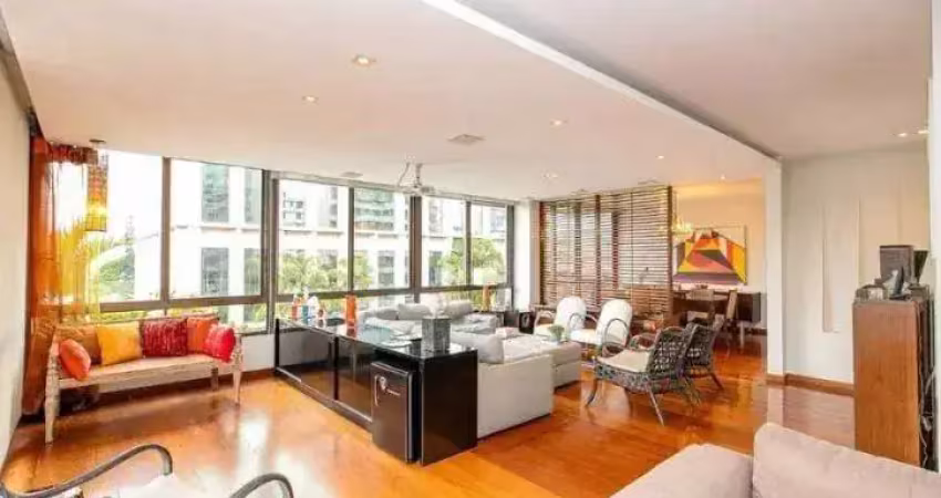 Apartamento de 225m² , Itaim Bibi, São Paulo, SP. com 3 Suítes, Closet, Ambiente para 3 Salas, 3 Va