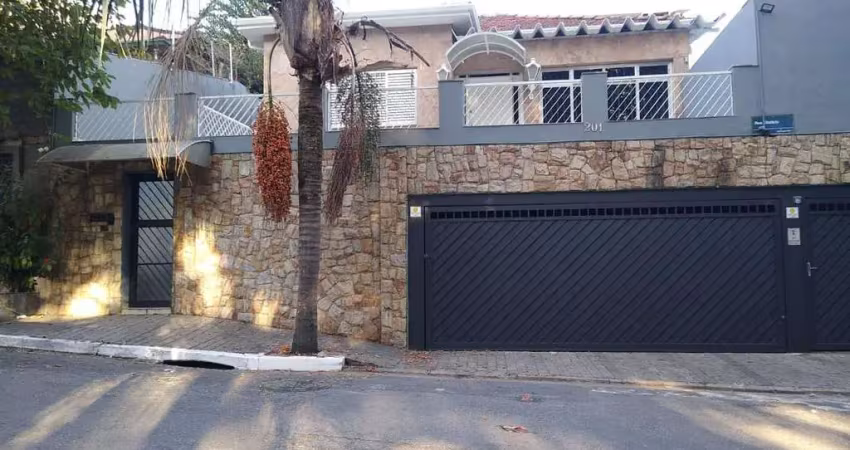 Casa alto padrão à venda 4 vagas, 3 suítes, area de lazer, perto do metrô Tatuapé