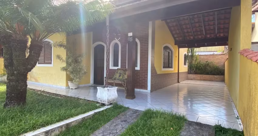 Casa em condomínio fechado com 03 dormitórios, em caraguatatuba