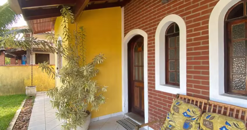 Casa em condomínio fechado com 03 dormitórios, em caraguatatuba