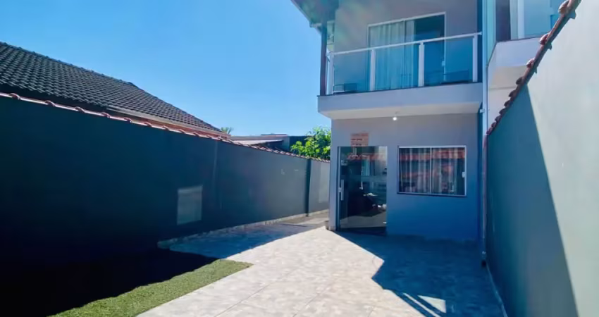 Sobrado com piscina e 02 suítes, a 600 metros da praia, em caraguatatuba