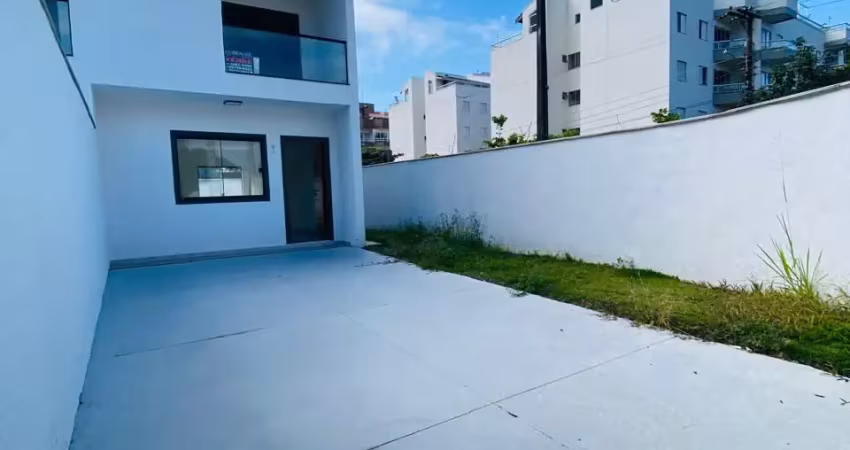 Sobrado novo com 02 suítes, a 200 metros da praia em caraguatatuba