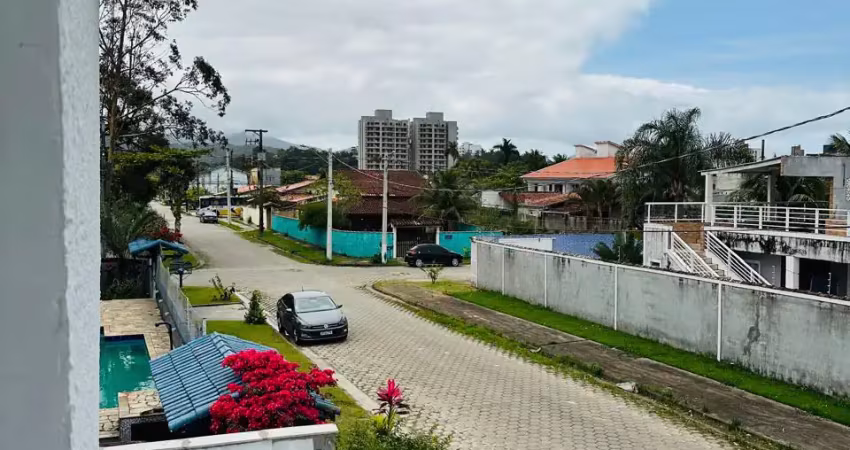 Apartamento de 02 dormitórios, a 400 metros da praia