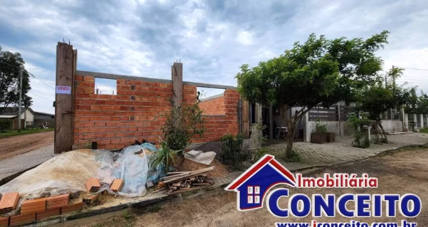 C252 - Residência de esquina localizada no balneário Albatroz