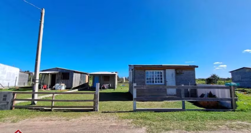 C405 - terreno com duas casas em região de moradores