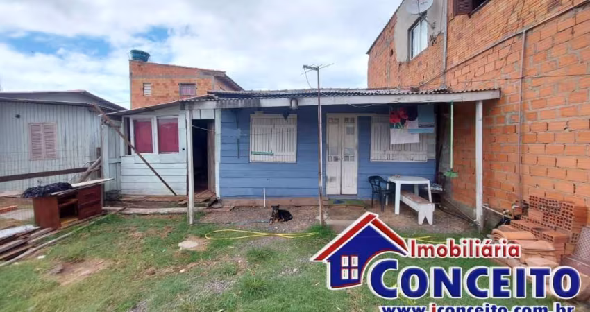C37 - Residência de madeira com 2 dormitórios em região de moradores