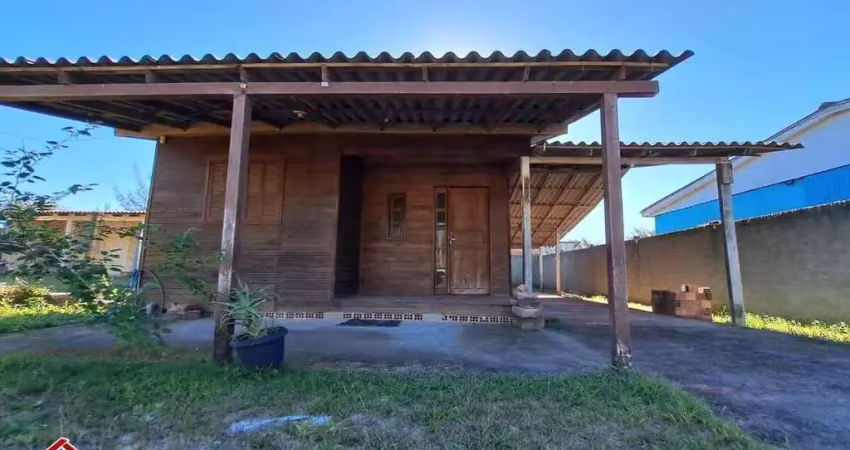 C666 - residência com 02 dormitórios a apenas 270 metros do mar