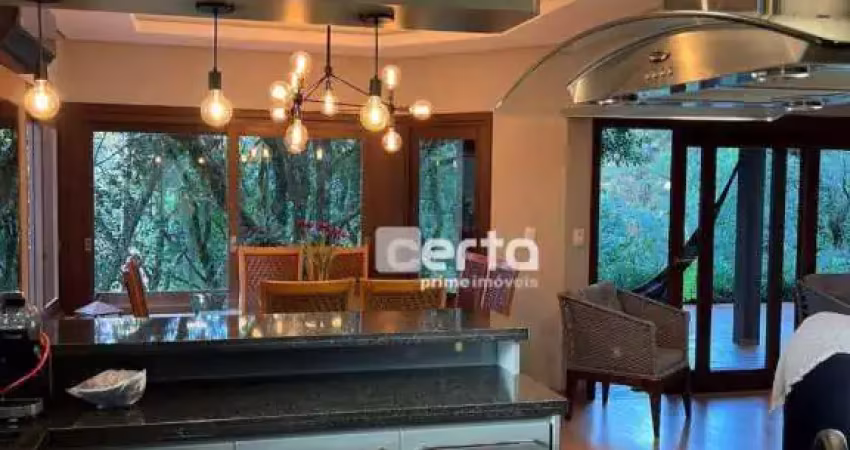 Casa de alto padrão com 3 dormitórios sendo uma suíte master à venda, 350 m² por R$ 2.990.000 - Vale das Colinas - Gramado/RS