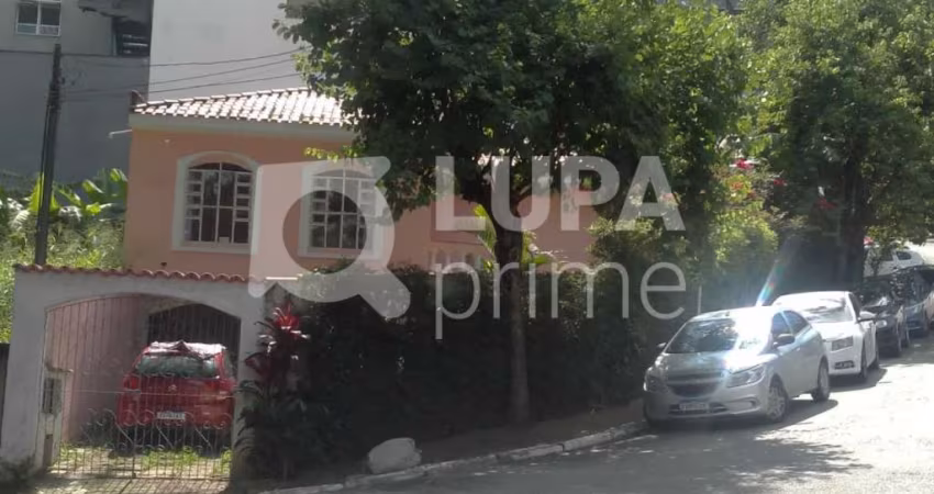 Casa Térrea com 3 dormitórios sendo 1 suíte á venda em Santana.