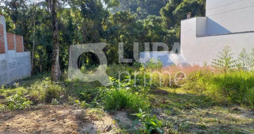 Terreno com 370 metros de área construída à venda no Jardim Floresta!