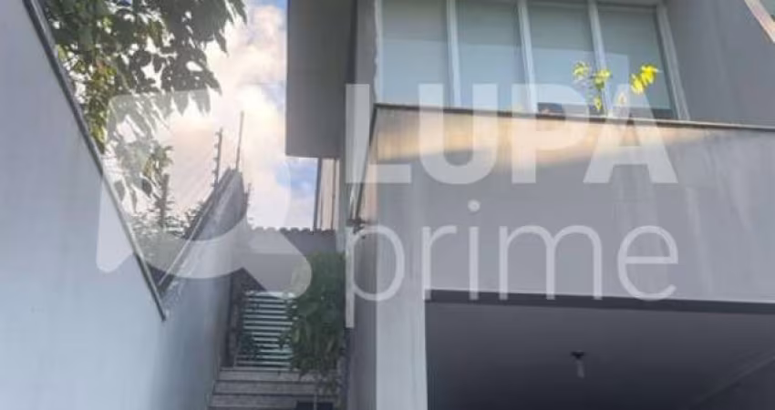Sobrado com 4 dormitórios sendo 3 suítes para locação na Vila Pedra Branca