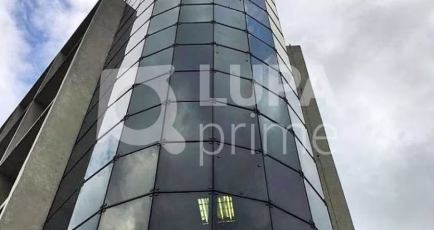 Prédio comercial com 3000 m² na Água Branca para locação.