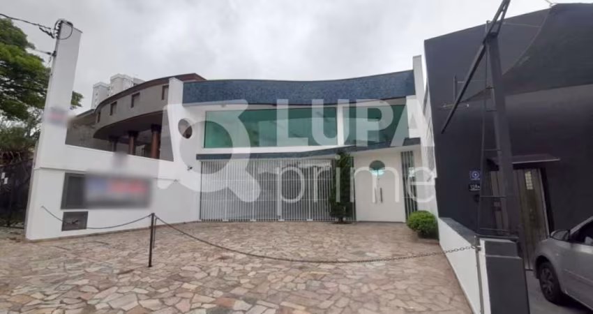 Salão comercial com 350 metros para locação na Vila Paulicéia