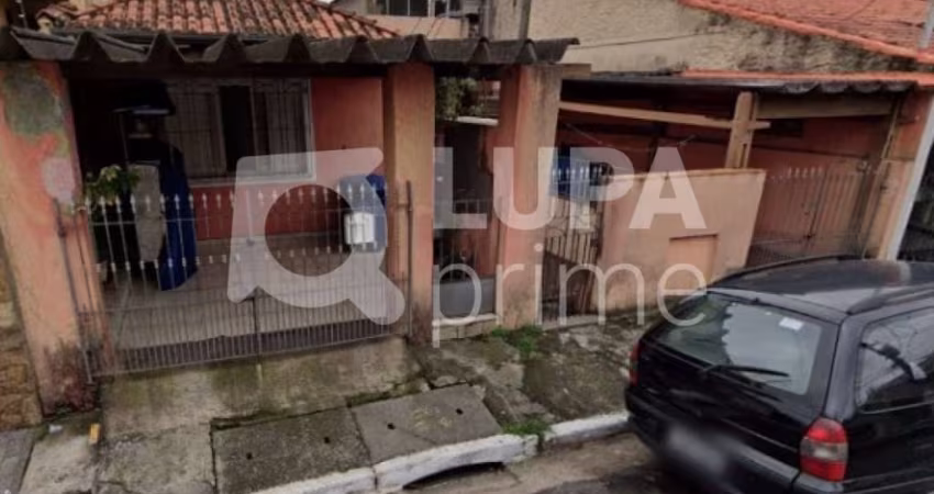 Terreno com 6 casas para renda à venda na Vila Ede!