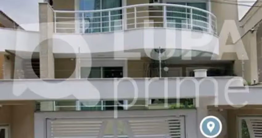 Sobrado com 4 dormitórios sendo 3 suítes á venda na Água Fria