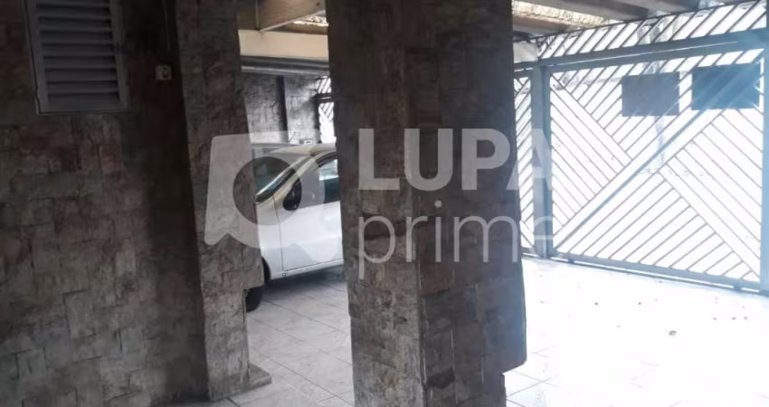 Sobrado com 3 dormitórios á venda na Vila Constança.
