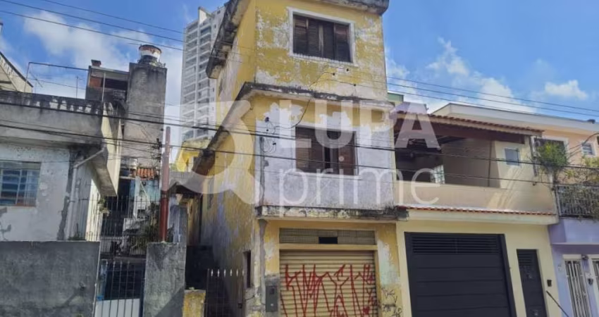 Terreno com casas no quintal de 125 metros à venda na Vila Ede