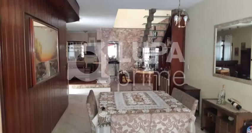 Sobrado com 4 dormitórios (2 suítes), churrasqueira e piscina á venda- vila nova mazzei