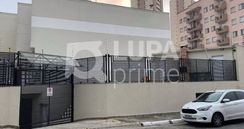 Sobrado espaçoso à venda com 2 dormitórios e 1 banheiro na vila ema