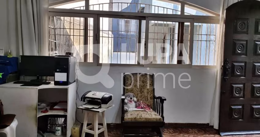 CASA COM 2 QUARTOS,  2 VAGAS DE GARAGEM E PRÉDIO DE 3 ANDARES À VENDA NA VILA GUILHERME