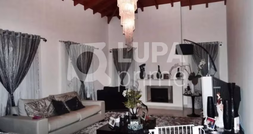 CASA COM 4 QUARTOS E 6 VAGAS DE GARAGEM À VENDA EM MAIRIPORÃ