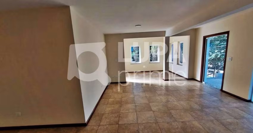 CASA COM 4 QUARTOS E 5 VAGAS DE GARAGEM À VENDA NO MANDAQUI