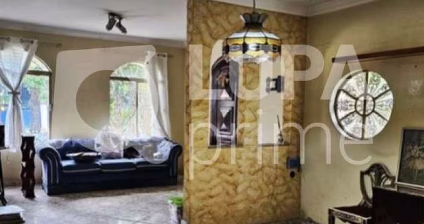 CASA COM 3 QUARTOS E 4 VAGAS DE GARAGEM À VENDA NO TUCURUVI