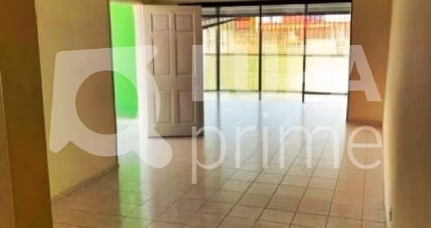 CASA COM 3 QUARTOS E 2 VAGAS DE GARAGEM À VENDA NA CACHOEIRINHA