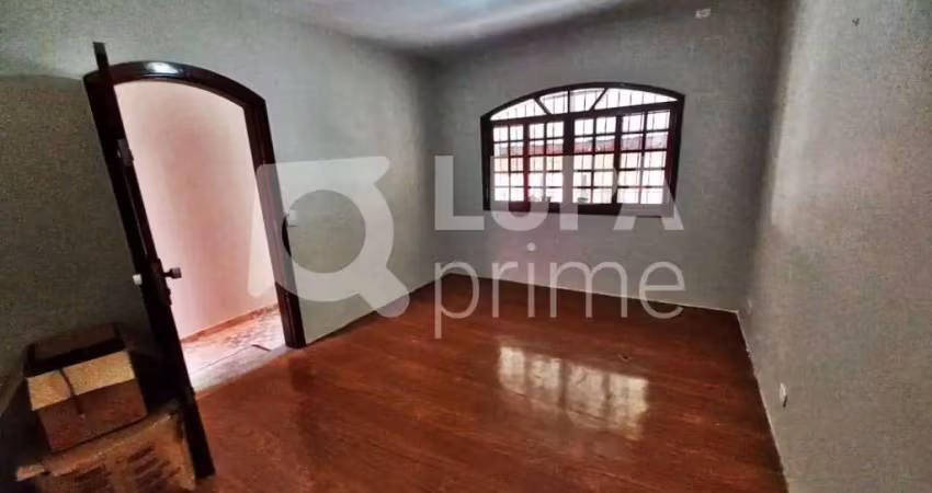 CASA COM 3 QUARTOS E 2 VAGAS DE GARAGEM À VENDA NA VILA EDE