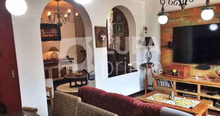 CASA COM 5 QUARTOS E 3 VAGAS DE GARAGEM Á VENDA NO CARRÃO