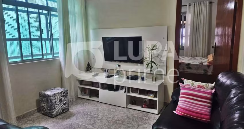 CASA COM 2 QUARTOS E 2 VAGAS DE GARAGEM PARA LOCAÇÃO NO JARDIM GUANÇA