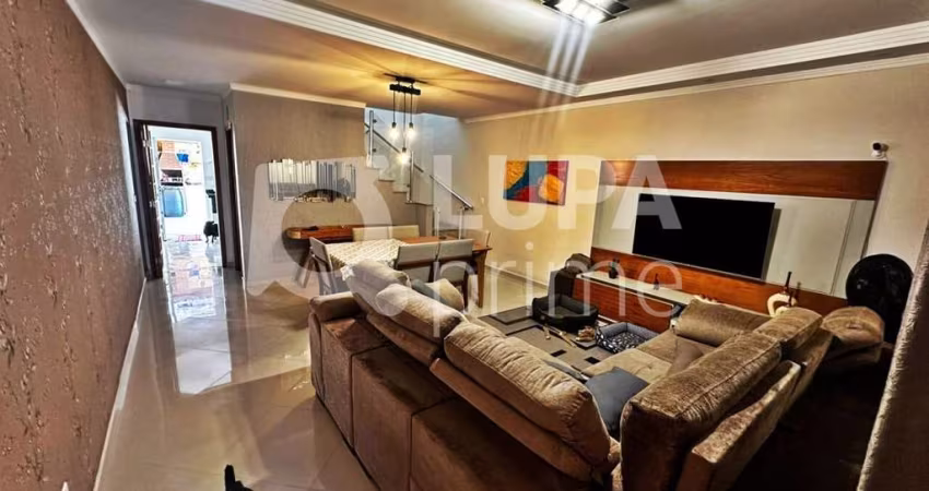 CASA COM 3 QUARTOS E 4 VAGAS DE GARAGEM À VENDA NA VILA SABRINA