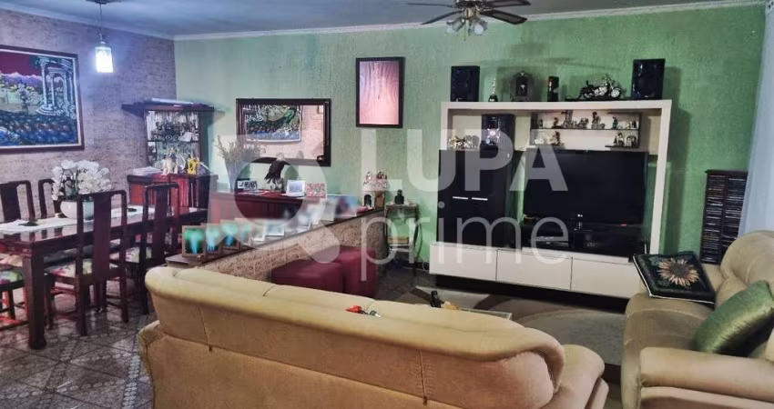 CASA COM 3 QUARTOS E 5 VAGAS DE GARAGEM À VENDA NO JARDIM GUANÇA