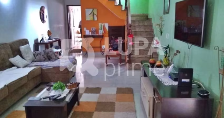 SOBRADO COM 3 QUARTOS E 2 VAGAS DE GARAGEM A VENDA NO JARDIM GUANÇA
