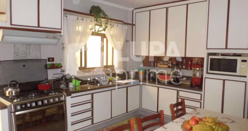 SOBRADO COM 3 QUARTOS E 4 VAGASA PARA VENDA NA VILA MARIA