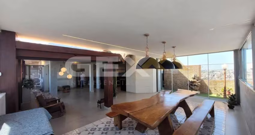 Apartamento cobertura com 02 suítes e 02 vagas livres no bairro centro