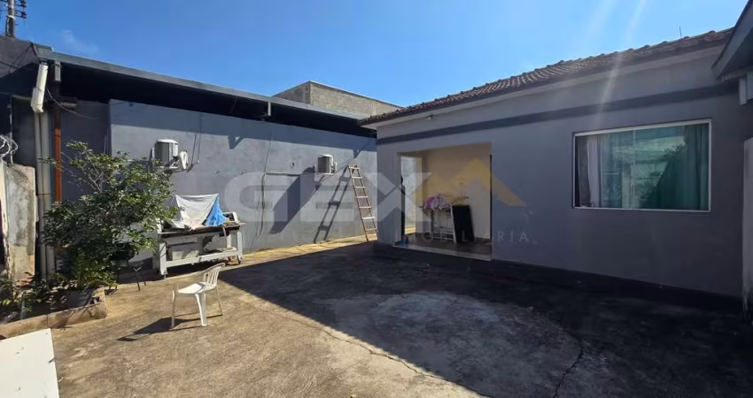 Casa de 2 quartos, com lote 20x20 e um galpão à venda no Bom Pastor.