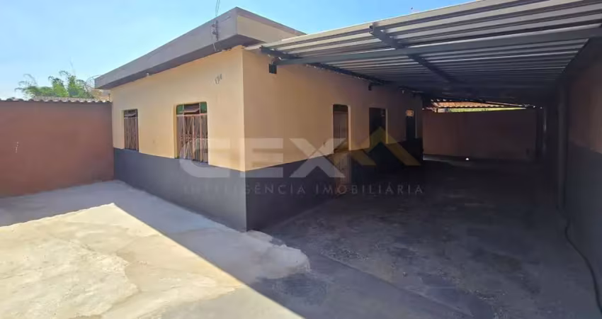 Casa à venda no bairro são judas, 3 quartos e um quintal amplo.
