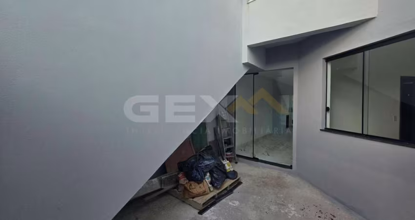 Sobrado térreo no bairro Dona Rosa, 2 quartos e cozinha americana.