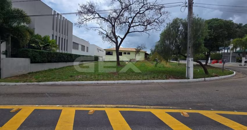 Lote de esquina à venda no condomínio Ville Royalle de 665,97 m².