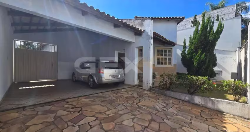 Casa à venda com lote de 480m², 03 quartos, 01 suíte, 04 vagas, Rua Sacramento,
