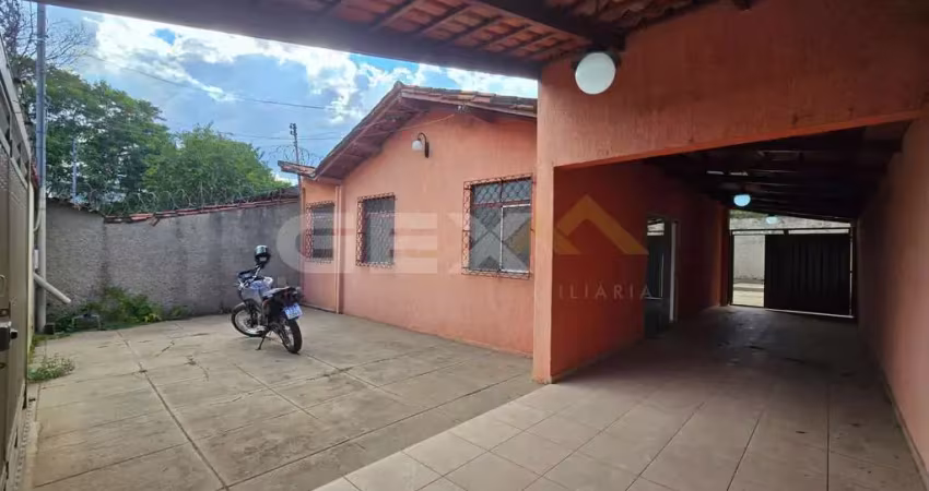 Casa à venda no bairro Nossa Senhora das Graças, 3 quartos e varanda.
