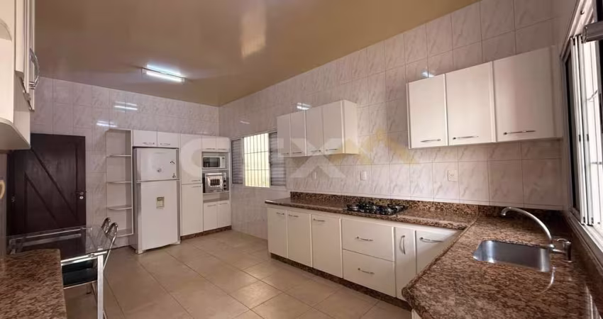 Casa à venda no bairro São José, 2 suítes, espaço gourmet e 2 vagas.