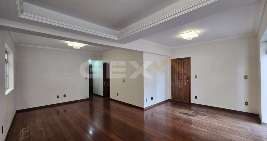 Cobertura triplex à venda no Centro, 5 quartos, 2 suítes e 2 vagas.