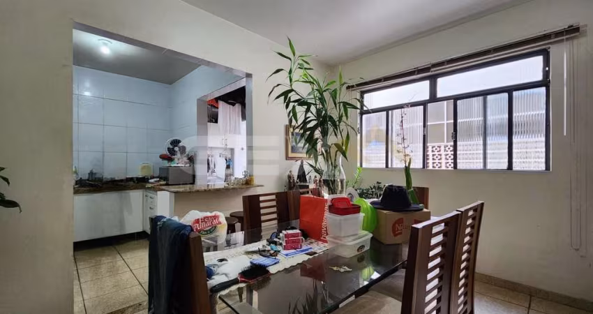 Apartamento à venda no Centro, 3 quartos, 1 suíte e 1 vaga.