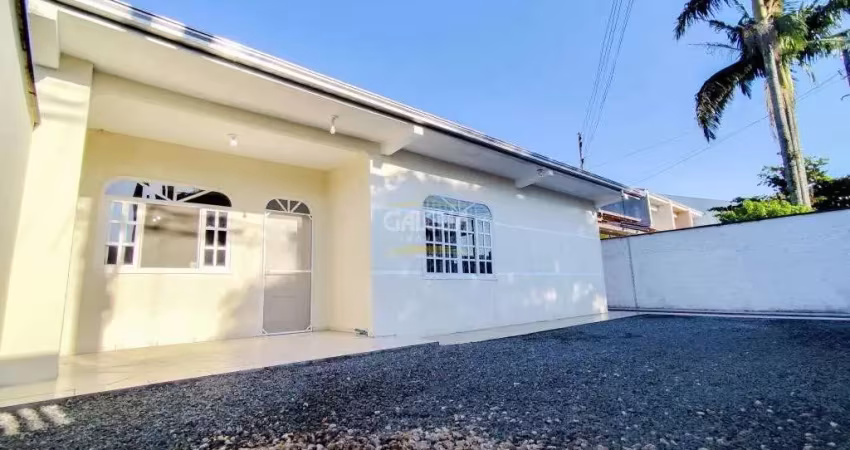Casa com 3 quartos para alugar no Iririú, Joinville 